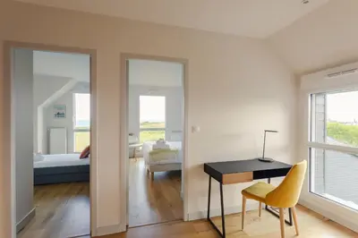 Un ou plusieurs lits dans un hébergement de l'établissement Home by the Sea - Maison Cancale proche de la mer