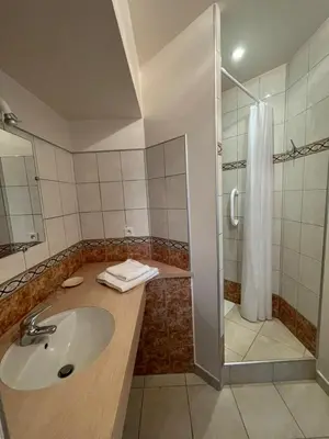 Salle de bains dans l'établissement Le conquérant - chambres meublées - Barfleur