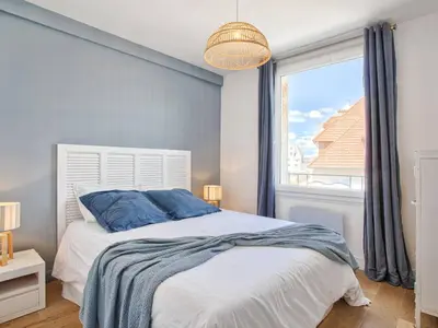 Un ou plusieurs lits dans un hébergement de l'établissement Appartement en centre-ville de Merville Franceville avec cuisine équipée - FR-1-788-19