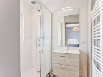 Salle de bains dans l'établissement Appartement en centre-ville de Merville Franceville avec cuisine équipée - FR-1-788-19