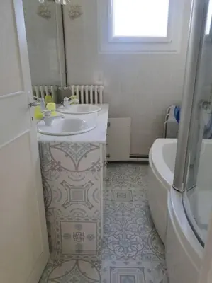 Salle de bains dans l'établissement meublé de tourisme familial bord de plage