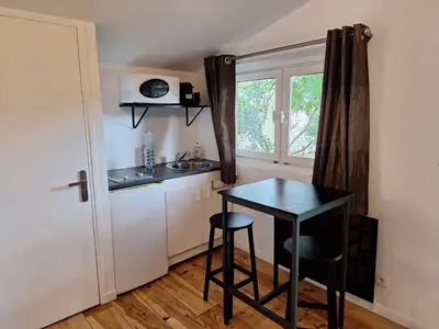 Cuisine ou kitchenette dans l'établissement Chalet dans jardin privatif