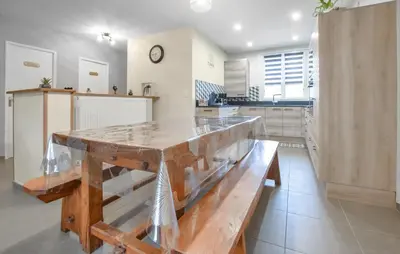 Cuisine ou kitchenette dans l'établissement 3 Bedroom Beautiful Home In Lessay
