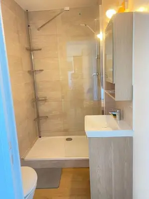 Salle de bains dans l'établissement Studio avec loggia, classé 2 étoiles, situé sur le port