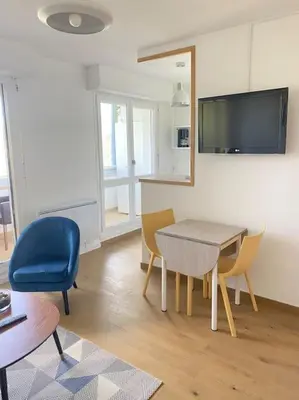 Télévision ou salle de divertissement dans l'établissement Studio avec loggia, classé 2 étoiles, situé sur le port