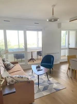 Coin salon dans l'établissement Studio avec loggia, classé 2 étoiles, situé sur le port