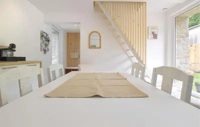 Un ou plusieurs lits dans un hébergement de l'établissement 2 Bedroom Stunning Home In La Pernelle