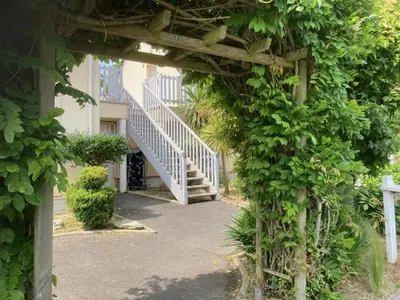 Jardin de l'établissement L'Overlord , meublé de tourisme