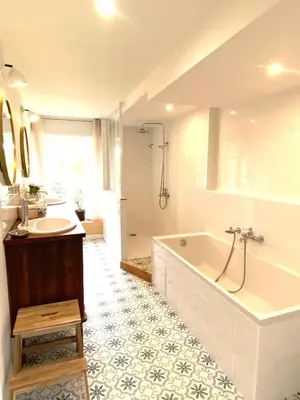Salle de bains dans l'établissement La Ferme familiale de Percy - Proche Mézidon Canon - Jardin