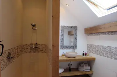 Salle de bains dans l'établissement Le Pressoir de la Vieville, Gite St Exupery