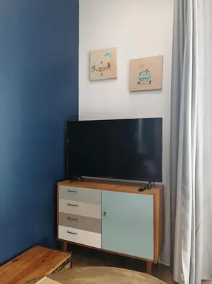 Télévision ou salle de divertissement dans l'établissement Les Ganivelles, maison à 350 m de la plage