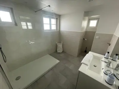 Salle de bains dans l'établissement Gesse, Maison avec terrasse