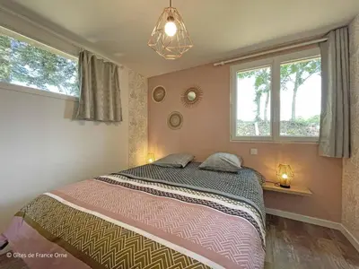 Un ou plusieurs lits dans un hébergement de l'établissement Maison en pierre avec jardin normand, wifi inclus - FR-1-497-208