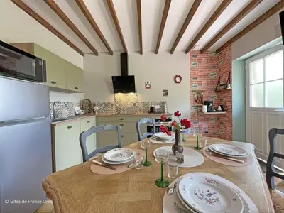 Cuisine ou kitchenette dans l'établissement Maison en pierre avec jardin normand, wifi inclus - FR-1-497-208