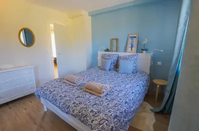 Un ou plusieurs lits dans un hébergement de l'établissement Magnifique maison moderne avec accès direct à la mer