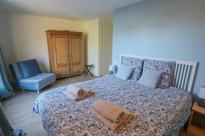 Un ou plusieurs lits dans un hébergement de l'établissement Magnifique maison moderne avec accès direct à la mer