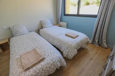 Un ou plusieurs lits dans un hébergement de l'établissement Magnifique maison moderne avec accès direct à la mer
