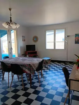 Coin salon dans l'établissement Maison charmante à Port-Bail-sur-Mer, grand jardin clos