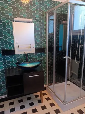Salle de bains dans l'établissement Maison charmante à Port-Bail-sur-Mer, grand jardin clos