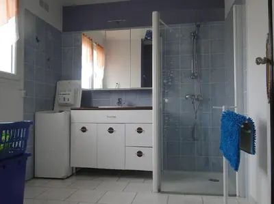 Salle de bains dans l'établissement FRONT DE MER, meublé de tourisme sur le port