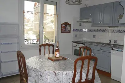 Cuisine ou kitchenette dans l'établissement FRONT DE MER, meublé de tourisme sur le port