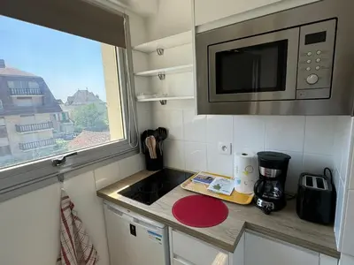 Cuisine ou kitchenette dans l'établissement Studio Central à Cabourg avec Balcon, Wifi Gratuit & Parking - FR-1-487-372