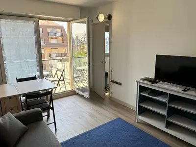 Télévision ou salle de divertissement dans l'établissement Studio Central à Cabourg avec Balcon, Wifi Gratuit & Parking - FR-1-487-372