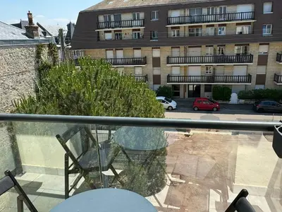Balcon ou terrasse dans l'établissement Studio Central à Cabourg avec Balcon, Wifi Gratuit & Parking - FR-1-487-372