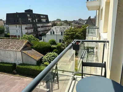Balcon ou terrasse dans l'établissement Studio Central à Cabourg avec Balcon, Wifi Gratuit & Parking - FR-1-487-372