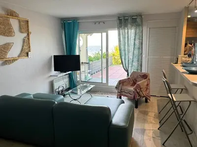 Télévision ou salle de divertissement dans l'établissement Cabourg, Appartement 3* en Bord de Mer, Accès Direct Plage, Parking - FR-1-487-371