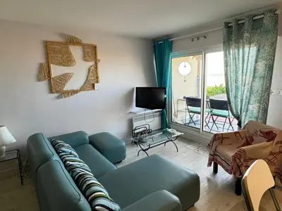 Télévision ou salle de divertissement dans l'établissement Cabourg, Appartement 3* en Bord de Mer, Accès Direct Plage, Parking - FR-1-487-371