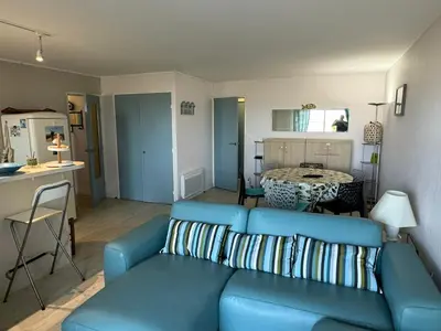 Coin salon dans l'établissement Cabourg, Appartement 3* en Bord de Mer, Accès Direct Plage, Parking - FR-1-487-371