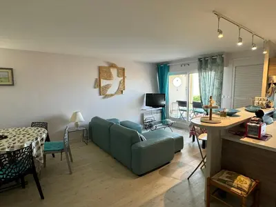 Coin salon dans l'établissement Cabourg, Appartement 3* en Bord de Mer, Accès Direct Plage, Parking - FR-1-487-371