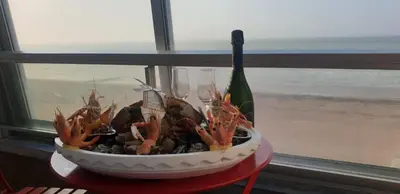 Vue générale sur la mer ou vue sur la mer prise depuis l'appartement