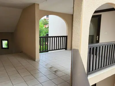 Balcon ou terrasse dans l'établissement Charmant T2 à 300m de la plage en Normandie – Balcon, parking et local vélo inclus - FR-1-788-21