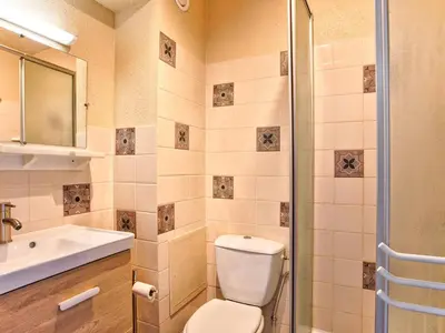 Salle de bains dans l'établissement Charmant T2 à 300m de la plage en Normandie – Balcon, parking et local vélo inclus - FR-1-788-21