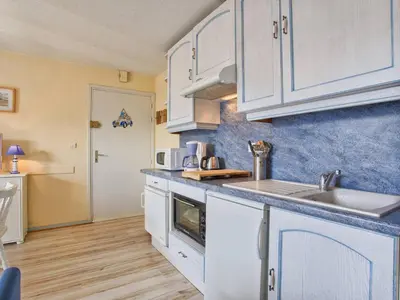 Cuisine ou kitchenette dans l'établissement Charmant T2 à 300m de la plage en Normandie – Balcon, parking et local vélo inclus - FR-1-788-21