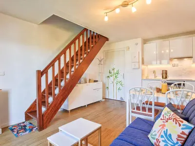 Cuisine ou kitchenette dans l'établissement Appartement lumineux avec balcons et stationnement privatif - FR-1-788-22