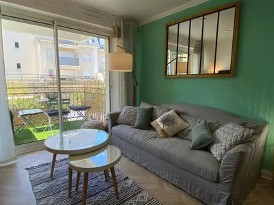 Coin salon dans l'établissement Chaleureux deux pièce coeur de ville avec parking privé