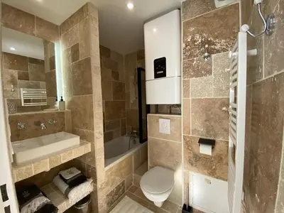Salle de bains dans l'établissement Cosy deux pièces coeur de ville avec parking privé