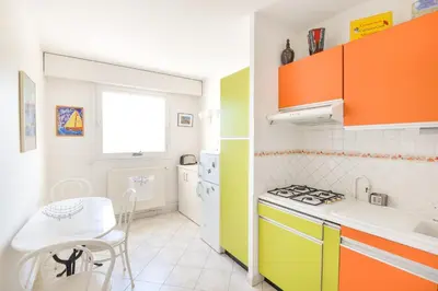 Cuisine ou kitchenette dans l'établissement Le Balcon sur Juno - A 10min à pied de la plage