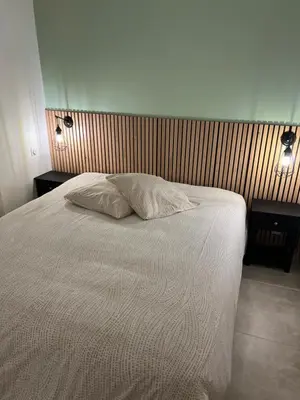 Un ou plusieurs lits dans un hébergement de l'établissement Logement Cosy avec jardin
