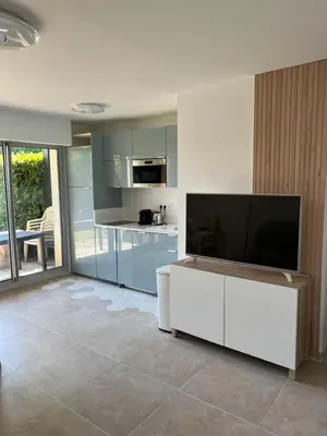 Télévision ou salle de divertissement dans l'établissement Logement Cosy avec jardin