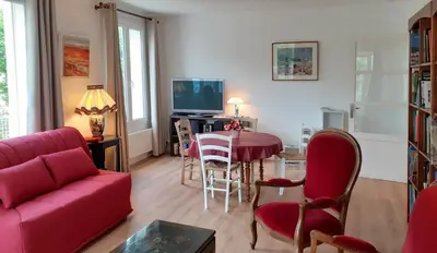 Télévision ou salle de divertissement dans l'établissement Le Quai de Juillet