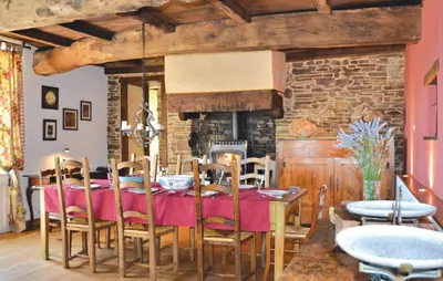 Restaurant ou autre lieu de restauration dans l'établissement Beautiful Home In Sougeal With Kitchen