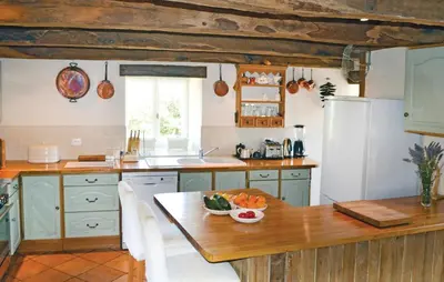 Cuisine ou kitchenette dans l'établissement Beautiful Home In Sougeal With Kitchen