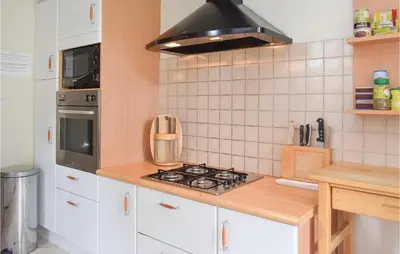 Cuisine ou kitchenette dans l'établissement Amazing Home In St Clément Rancoudray
