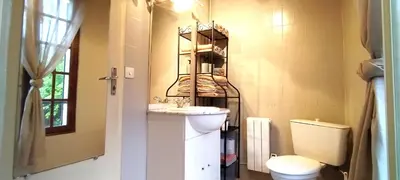 Salle de bains dans l'établissement Lotena