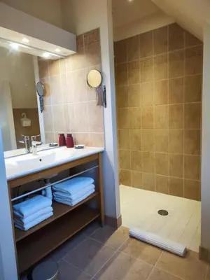 Salle de bains dans l'établissement Le Sherman
