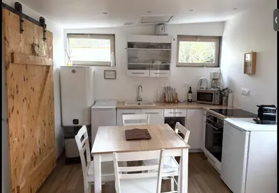 Cuisine ou kitchenette dans l'établissement Cottage, L étrille, WIFI gratuit, proche de la mer, jardin, terrasse
